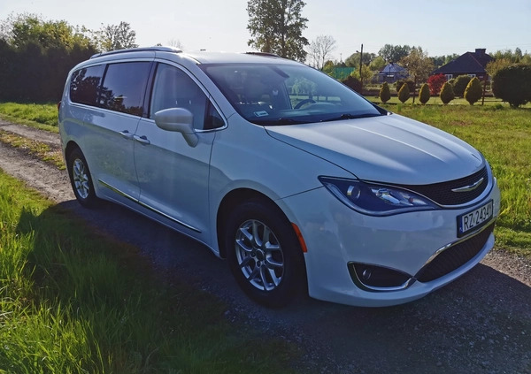 Chrysler Pacifica cena 98500 przebieg: 196900, rok produkcji 2017 z Rzeszów małe 781